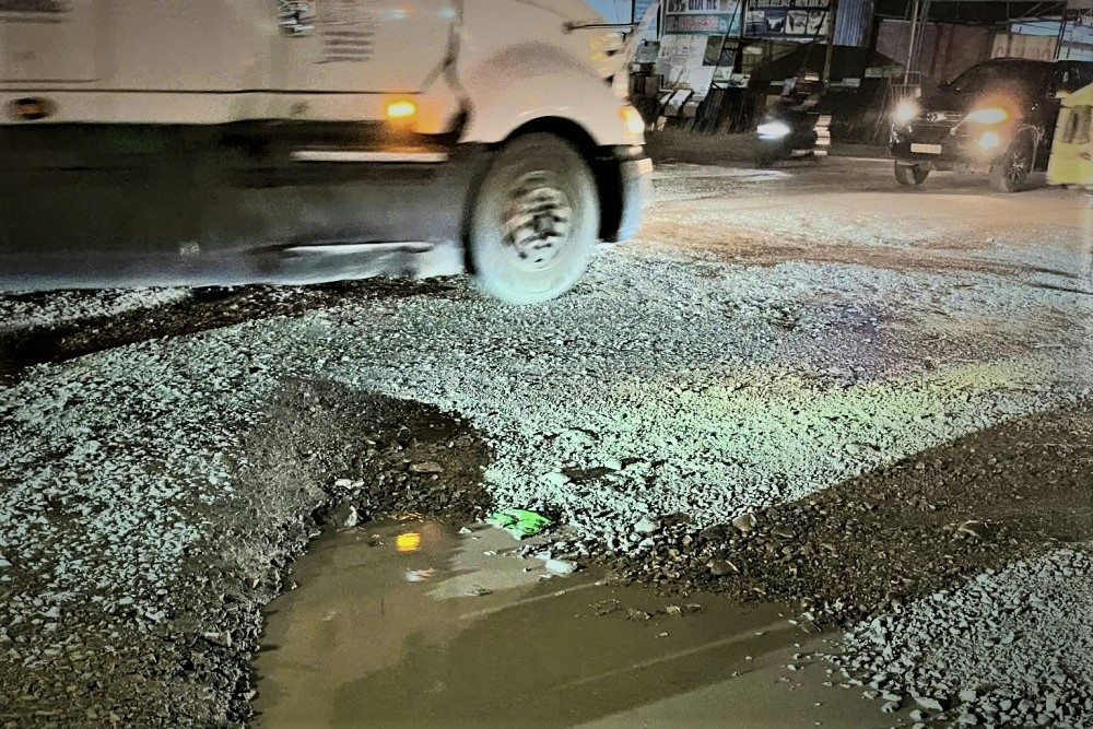 Nút giao giữa Đường tỉnh 825 và đường cặp Kênh Tây bị hư hỏng, xuống cấp (Ảnh: Kiên Định)