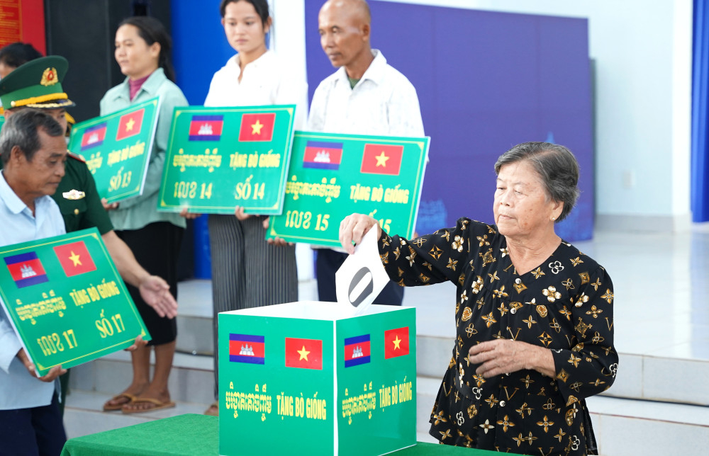 Người dân bốc thăm số thứ tự bò giống được trao tặng