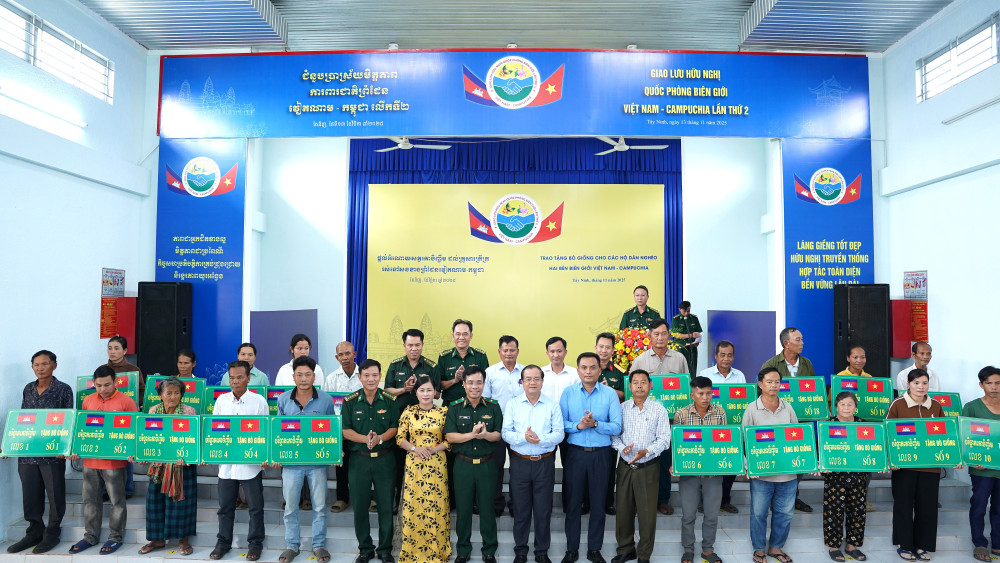 Các đồng chí lãnh đạo chúc mừng các hộ dân được trao tặng bò giống 