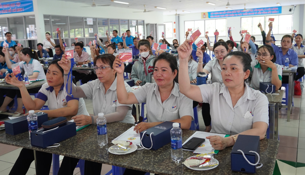 Đại biểu biểu quyết thông qua danh sách bầu Ban Chấp hành 