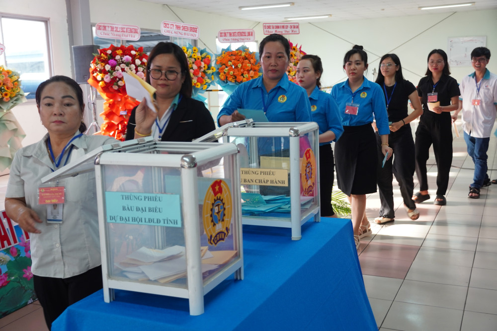 Đại biểu bỏ phiếu bầu Ban Chấp hành Công đoàn cơ sở Công ty TNHH YP Long An khóa III, nhiệm kỳ 2025-2030; bầu Đoàn đại biểu dự Đại hội Công đoàn tỉnh Tây Ninh lần thứ I, nhiệm kỳ 2025-2030