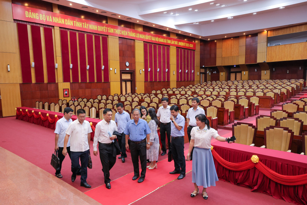 Đoàn khảo sát tại Hội trường A Tỉnh ủy Tây Ninh (cơ sở 2, phường Tân Ninh)