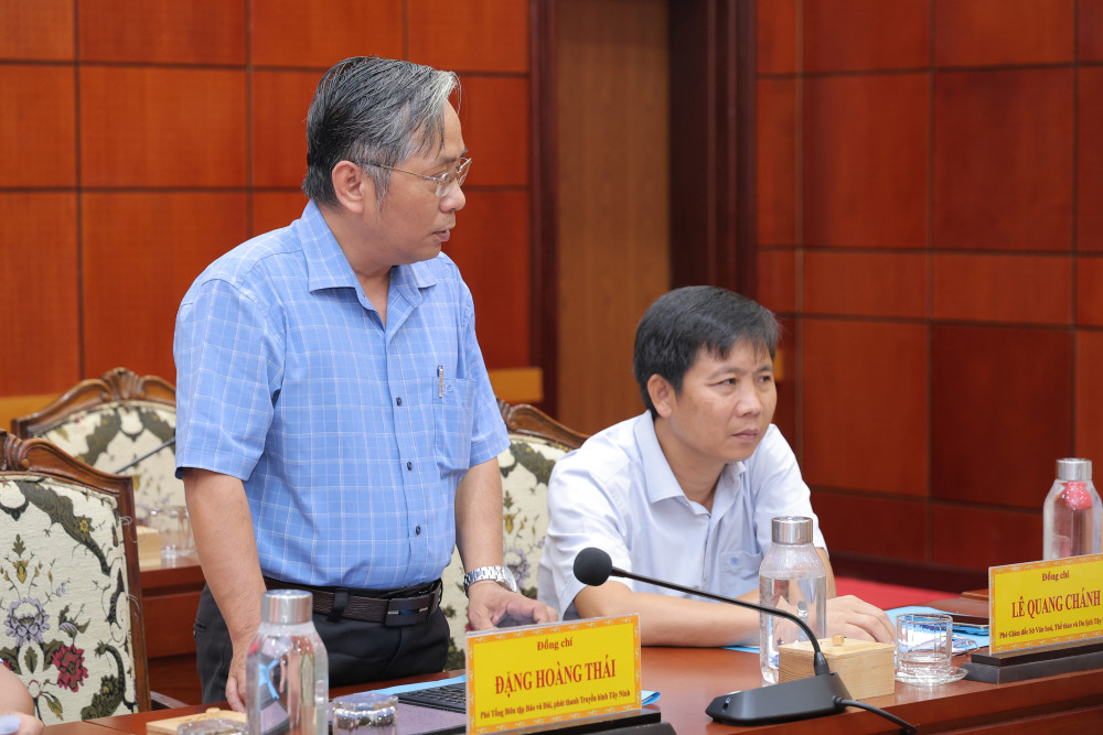 Phó Tổng biên tập Báo và phát thanh, truyền hình Tây Ninh Đặng Hoàng Thái phát biểu tại buổi làm việc về công tác truyền thông cho chương trình