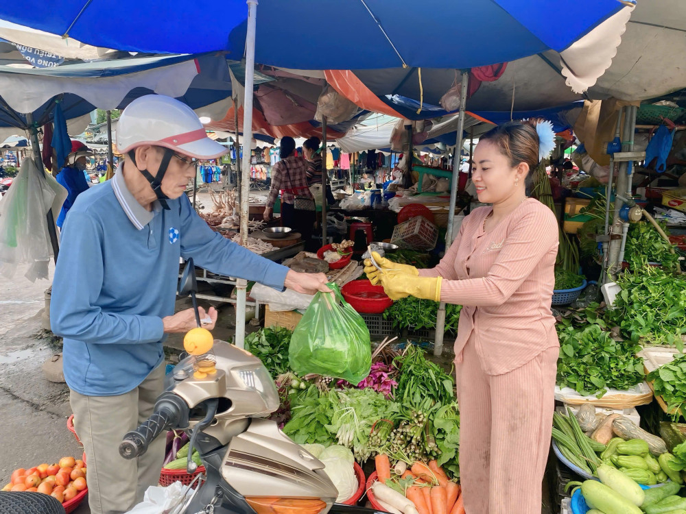 Người dân mua rau tại chợ Long Hoa