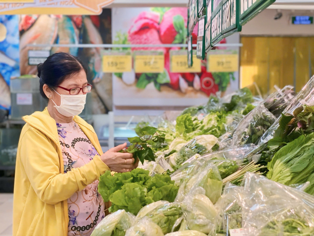Người dân chọn mua rau tại Siêu thị Co.opmart Tây Ninh