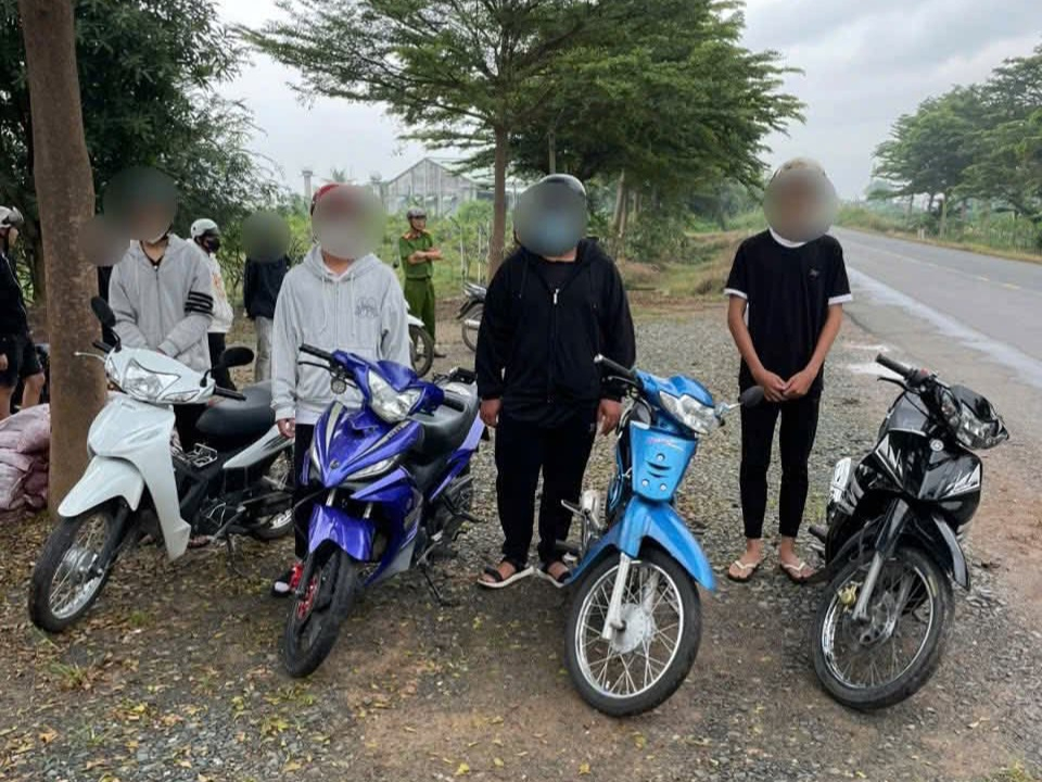 Nhóm thanh thiếu niên tụ tập chạy xe nẹt pô, lạng lách (ảnh CSGT)