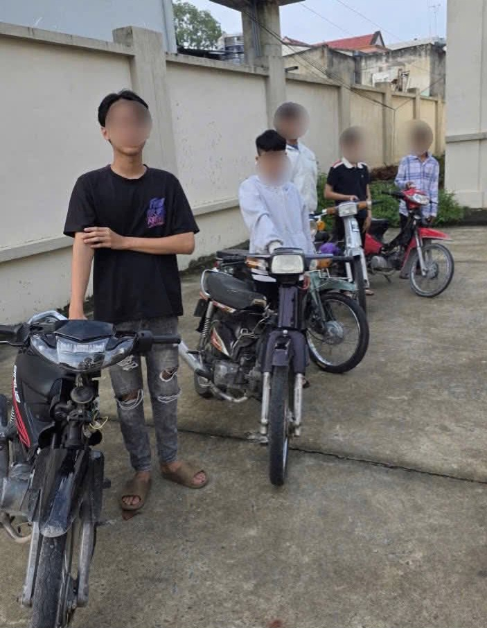 Nhóm thanh niên và tang vật vi phạm (ảnh CSGT)