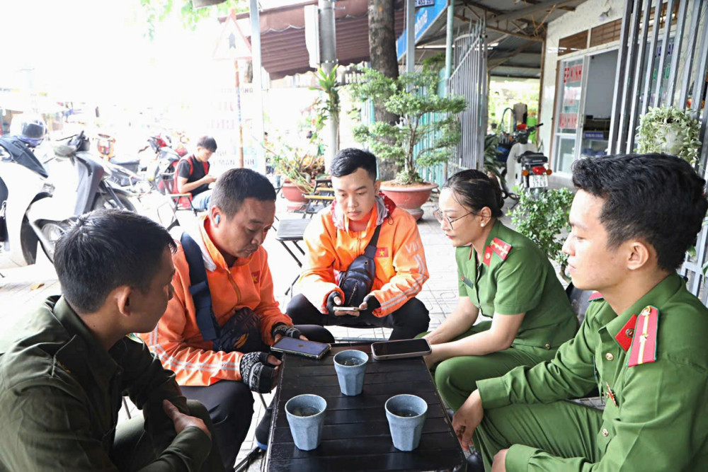 Công an phường Long Hoa hướng dẫn thao tác tham gia góp ý trên ứng dụng VNeID