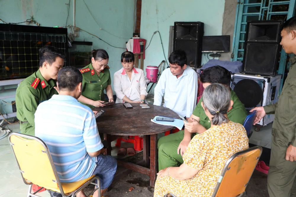 Lực lượng chức năng đến từng hộ gia đình, nơi tập trung đông người để tuyên truyền, vận động
