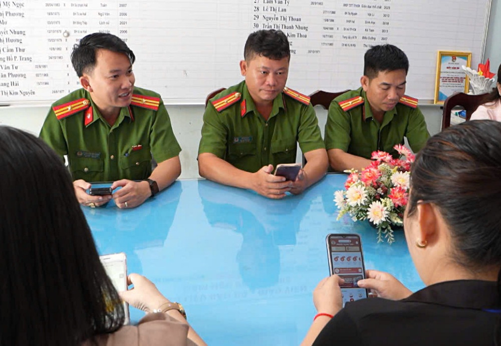 Công an xã Long Thuận tuyên truyền, vận động cán bộ, đảng viên, giáo viên góp ý dự thảo các Văn kiện Đại hội XIV của Đảng