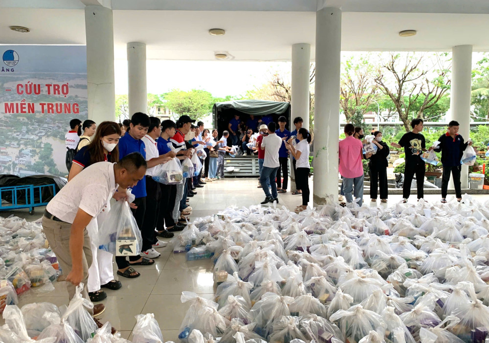 Quà của doanh nhân trẻ Tây Ninh gửi đến Đà Nẵng nhanh chóng được phân bổ để trao cho người dân