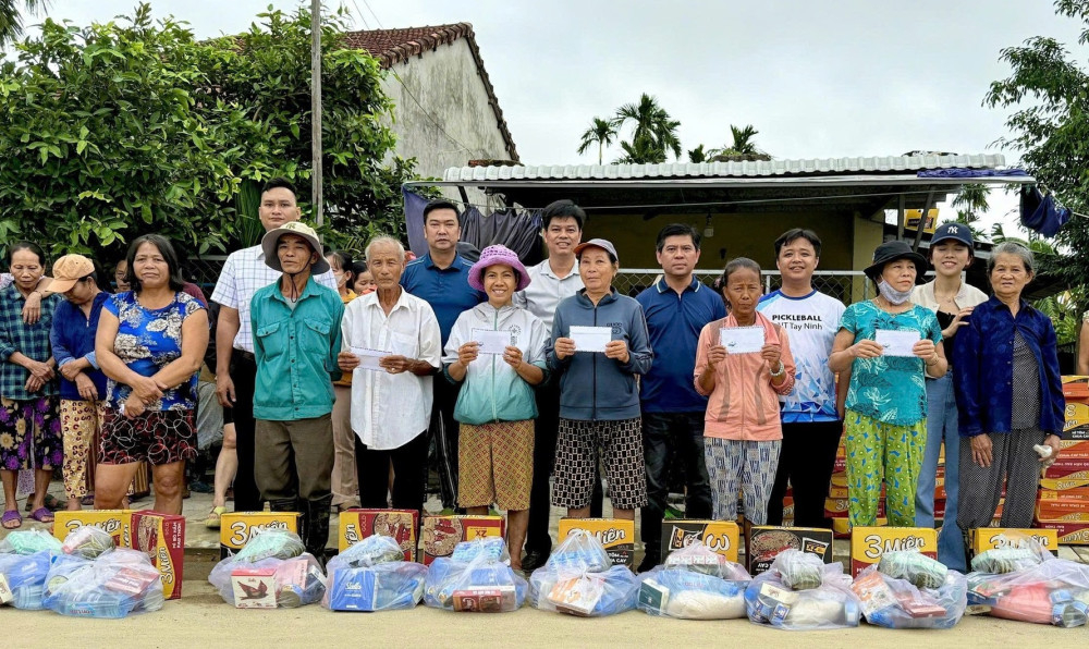 Những phần quà ý nghĩa được trao tận tay người dân