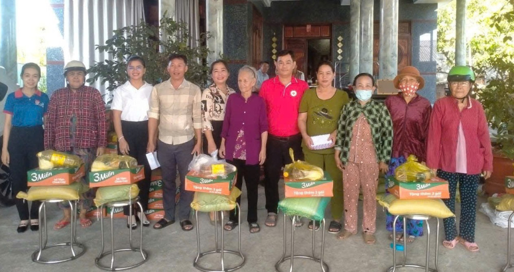 Xã Tân Thạnh quan tâm chăm lo người nghèo, gia đình có hoàn cảnh khó khăn bằng nhiều hình thức