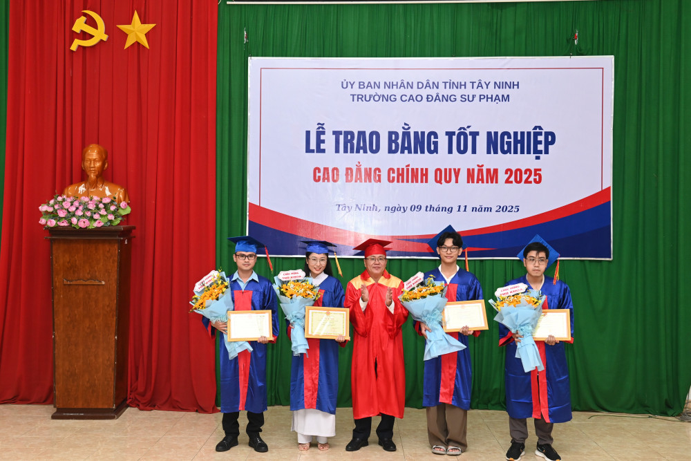 Thạc sĩ Lê Quang Phú - Bí thư Đảng ủy, Hiệu trưởng Trường Cao đẳng Sư phạm Tây Ninh khen thưởng 4 sinh viên tốt nghiệp thủ khoa