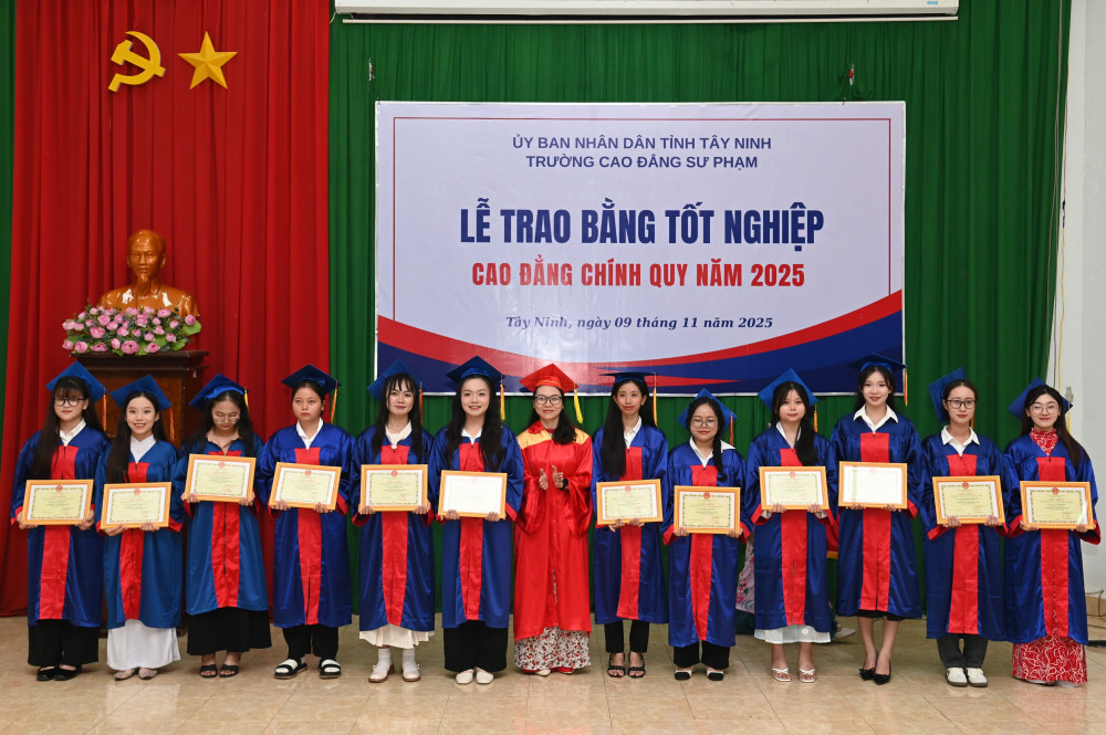 Thạc sĩ Nguyễn Thị Anh Đào - Phó Bí thư Đảng ủy, Phó Hiệu trưởng Trường Cao đẳng Sư phạm Tây Ninh khen thưởng 25 sinh viên tốt nghiệp loại giỏi của 4 ngành đào tạo, niên khóa 2022-2025