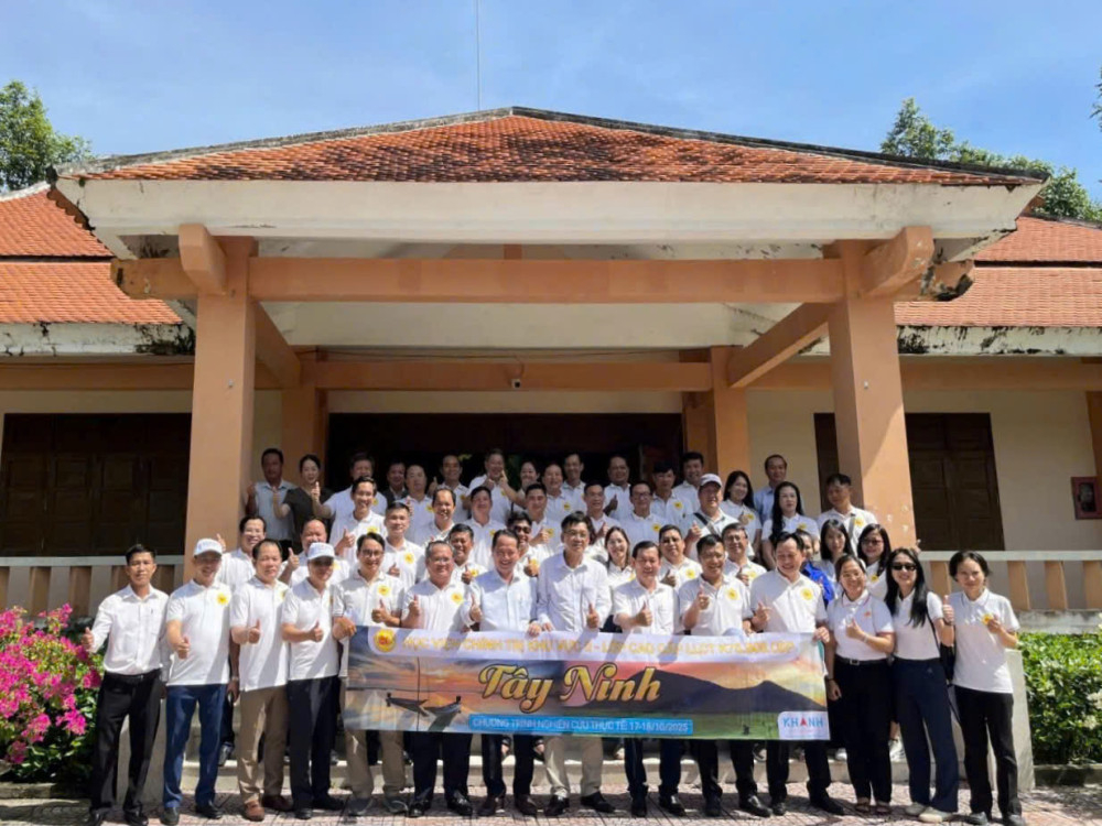 Đoàn nghiên cứu thực tế lớp Cao cấp lý luận chính trị K75.B08 các địa phương, khóa học 2024-2026, Học viện Chính trị khu vực II dâng hương tại Khu di tích Căn cứ Xứ ủy và Ủy ban Hành chính - Kháng chiến Nam Bộ