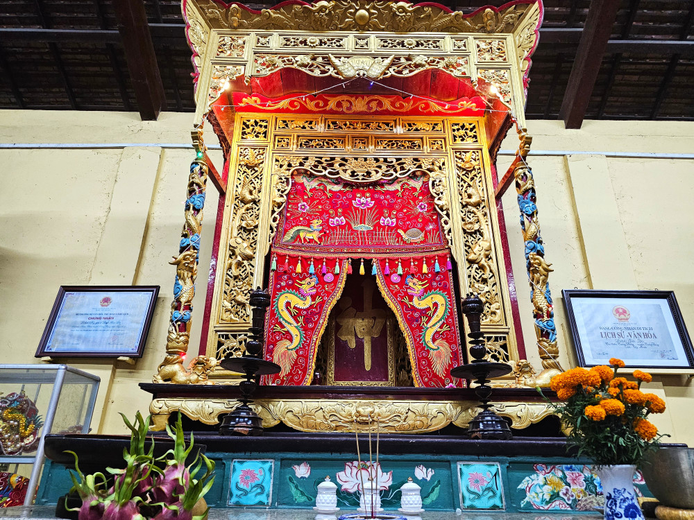 Trang thờ thần tại đình Gia Lộc