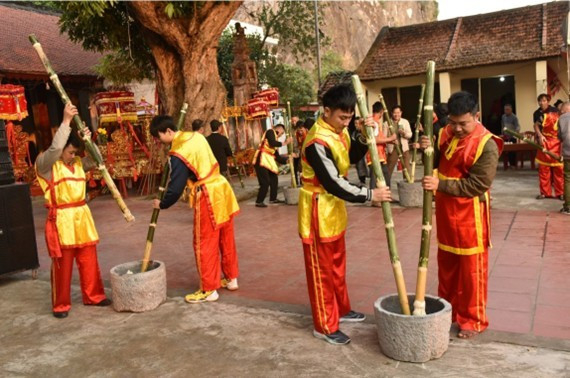 Tục giã bánh giầy tại sân đình Lục Giáp (Nguồn: Sở Văn hóa, Thể thao và Du lịch tỉnh Ninh Bình)