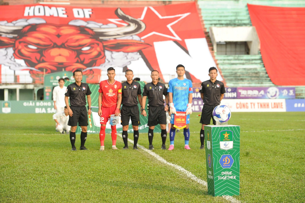 Đội trưởng 2 đội chụp ảnh cùng tổ trọng tài trước trận đấu