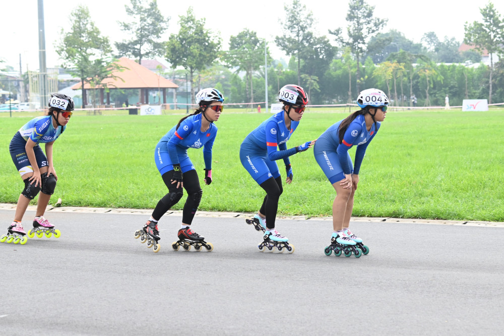 Chiến thuật “núp gió” của các vận động viên nữ trên đường đua patin tốc độ