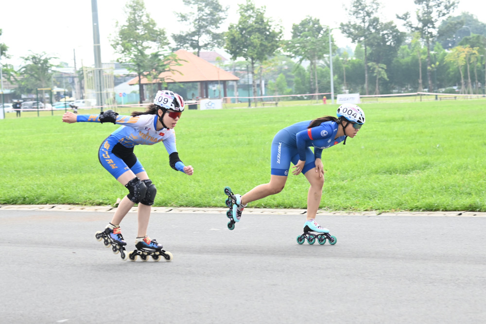 Các vận động viên nữ về đích nội dung patin tốc độ