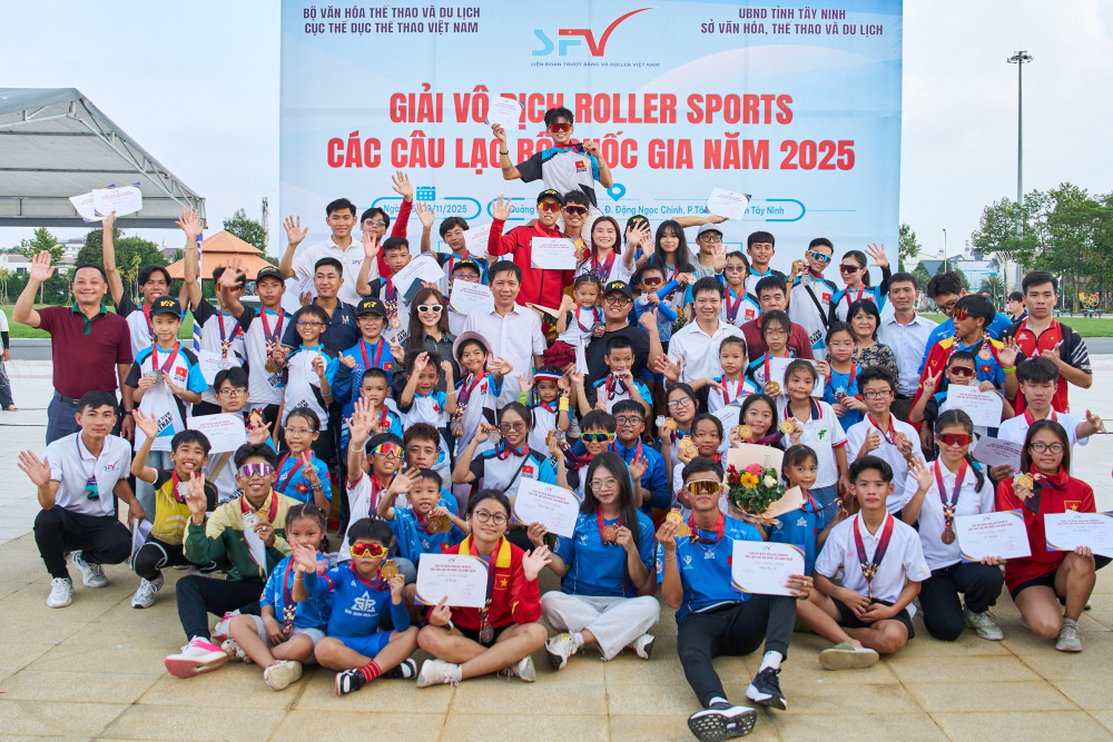 Các VĐV đạt thành tích chụp ảnh lưu niệm với Ban tổ chức