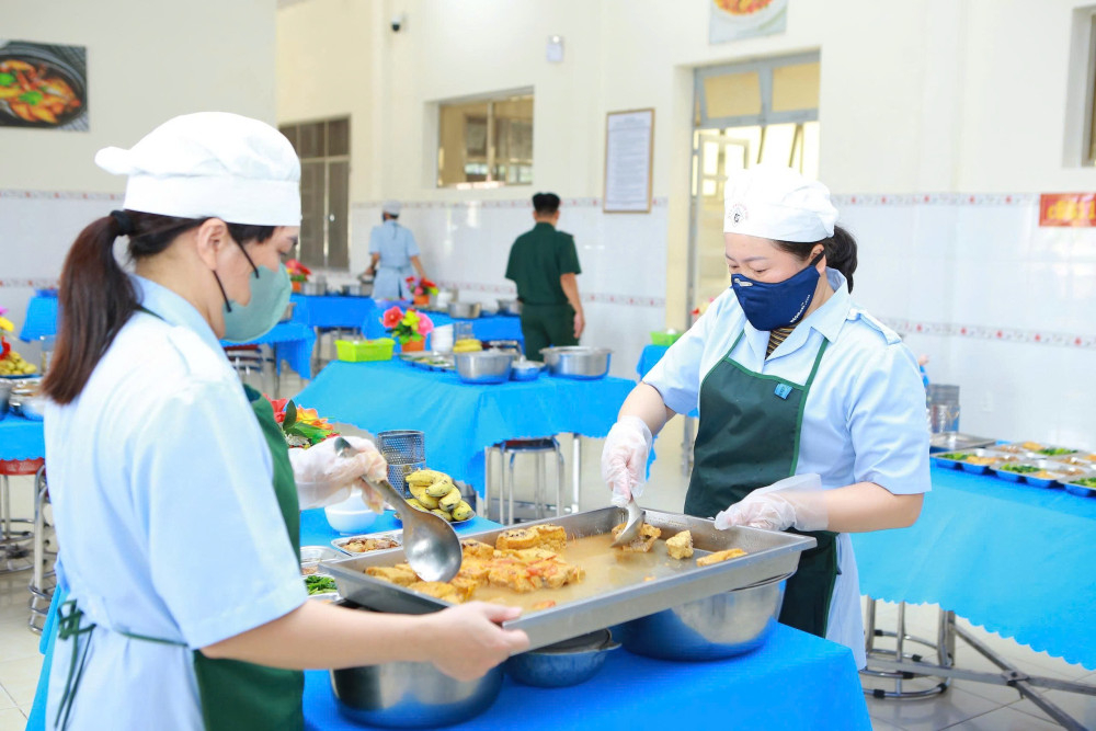 Phụ nữ Sư đoàn 5 chế biến món ăn phục vụ cho cán bộ, chiến sĩ trong đơn vị