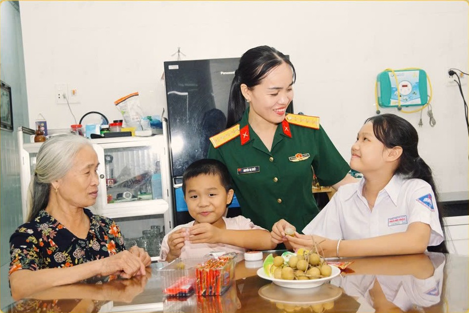 Thiếu tá Quân nhân chuyên nghiệp Nguyễn Thị Tuyết chăm sóc con nhỏ, mẹ già khi chồng công tác xa