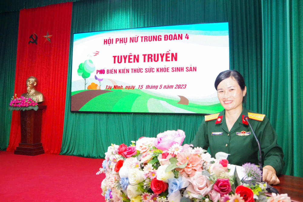 Thiếu tá Quân nhân chuyên nghiệp Lê Thị Vân tuyên truyền phổ biến kiến thức sức khoẻ sinh sản cho hội viên phụ nữ