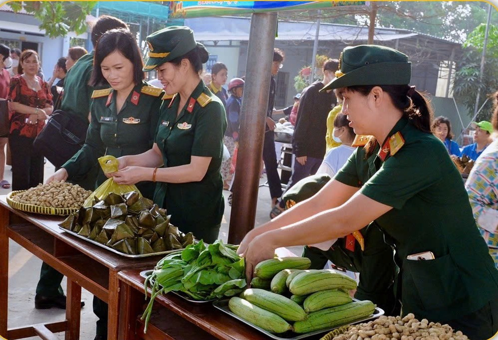 Cán bộ, hội viên phụ nữ tham gia phiên “Chợ 0 đồng” cùng đơn vị kết nghĩa