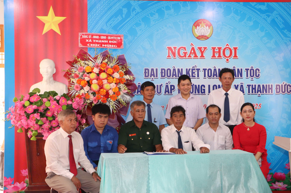 Đại diện các Ban Công tác Mặt trận; Chi hội trưởng các Chi hội Người cao tuổi, Cựu chiến binh, Nông dân, Phụ nữ và Bí thư Chi đoàn ấp ký kết giao ước thi đua năm 2026