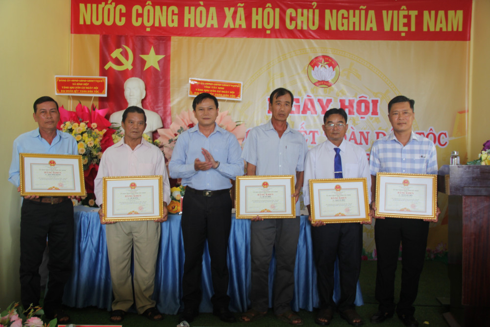 Nhiều tập thể, cá nhân được khen thưởng vì có thành tích tiêu biểu trong Cuộc vận động “Toàn dân đoàn kết xây dựng nông thôn mới, đô thị văn minh” năm 2025