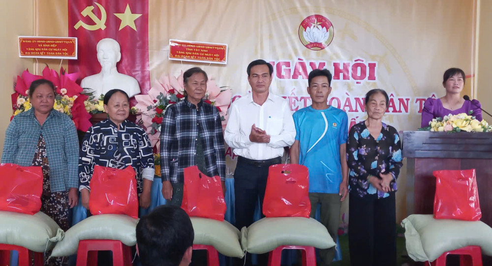 Lãnh đạo xã Bình Hiệp tặng quà cho hộ dân có hoàn cảnh khó khăn trên địa bàn