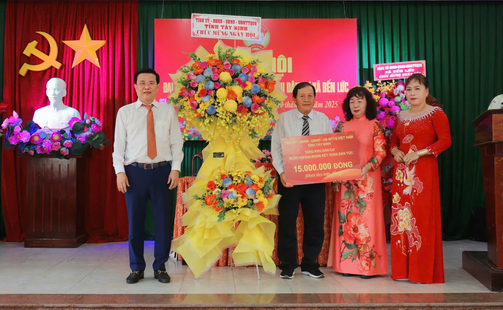 Phó Bí thư Tỉnh ủy, Chủ tịch UBMTTQ Việt Nam tỉnh Nguyễn Thanh Hải (bìa trái) trao tặng 15 triệu đồng cho liên khu dân cư 3 ấp