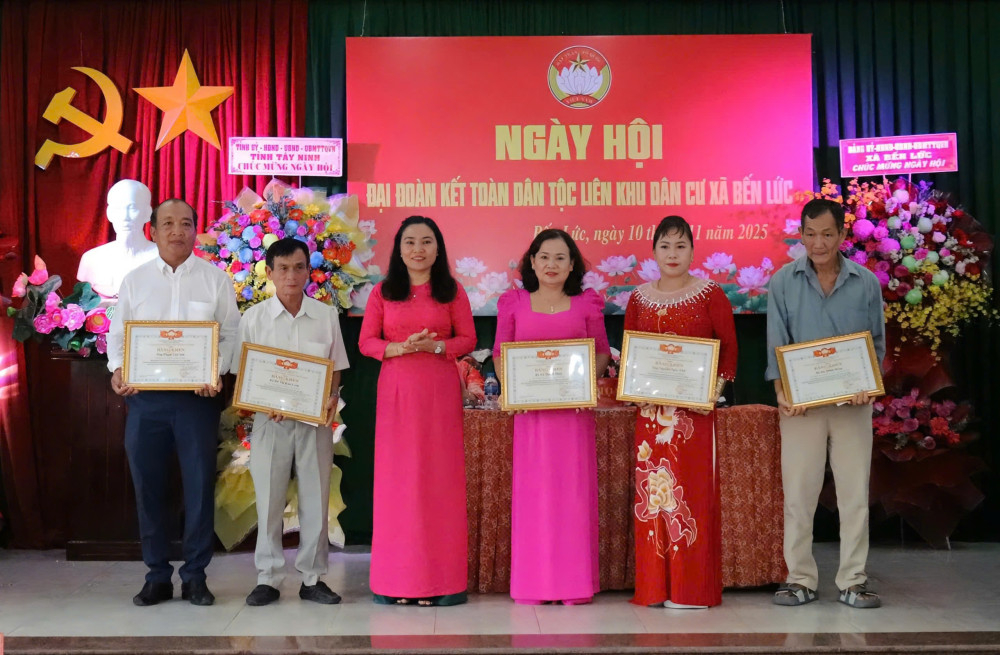 Phó Chủ tịch UBMTTQ Việt Nam tỉnh Lê Thị Cẩm Tú trao bằng khen cho các cá nhân có thành tích