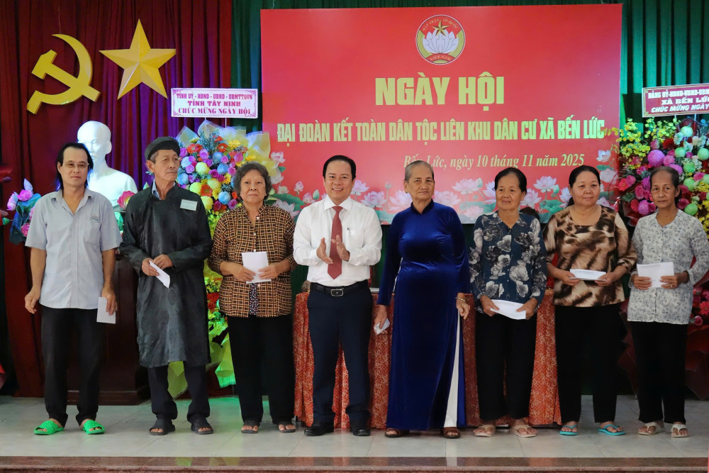 Bí thư Đảng ủy xã Bến Lức Nguyễn Đăng Minh Xuân trao quà cho các hộ khó khăn