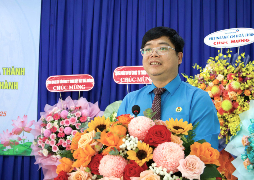 Phó Chủ tịch Liên đoàn Lao động tỉnh Nguyễn Hoài Thanh phát biểu tại hội nghị