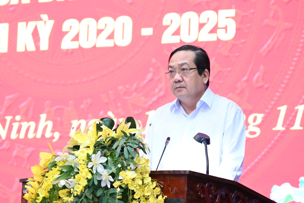 Ủy viên Ban Thường vụ Tỉnh ủy, Phó Chủ tịch UBND tỉnh Nguyễn Minh Lâm thay mặt UBND tỉnh phát biểu tham luận tại hội nghị