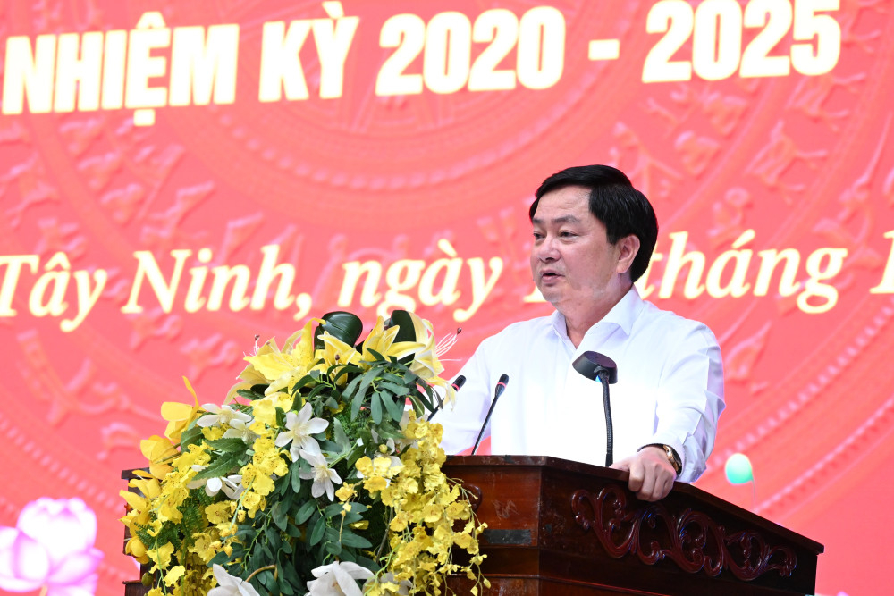 Bí thư Tỉnh ủy Nguyễn Văn Quyết phát biểu tại hội nghị