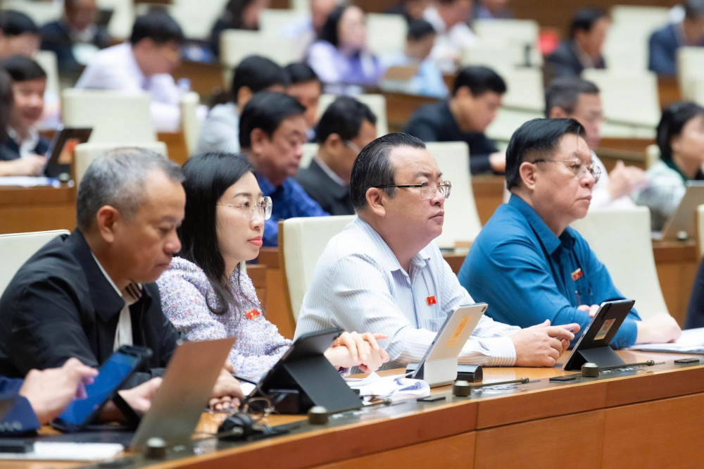 Đại biểu của Đoàn đại biểu Quốc hội tỉnh Tây Ninh tham dự phiên họp sáng 11/11