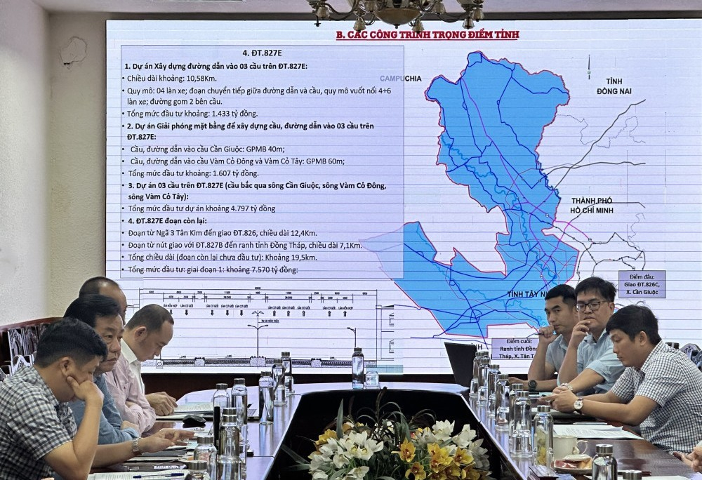 Đại biểu nghe báo cáo tiến độ công trình Đường tỉnh 827E