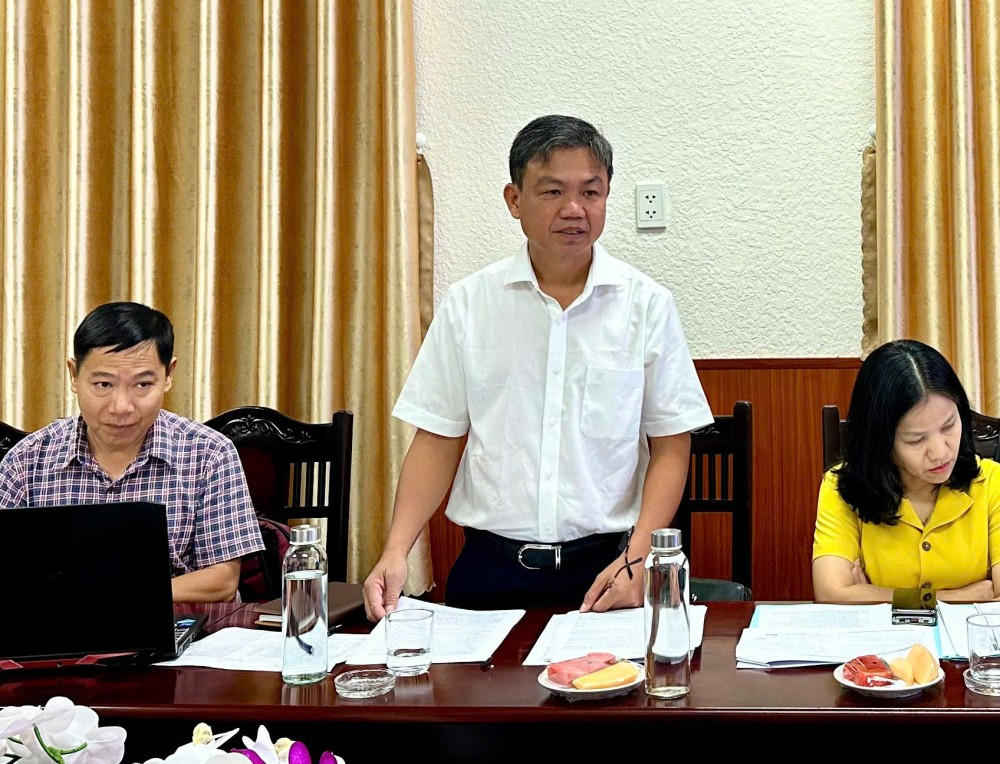 Phó Giám đốc Sở Xây dựng Đặng Hoàng Chương báo cáo tại hội nghị