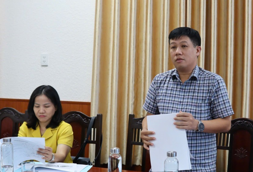 Phó Giám đốc Ban Quản lý dự án đầu tư xây dựng Long An Trần Thiện Trúc báo cáo tại hội nghị