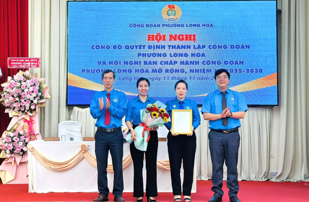 Lãnh đạo Liên đoàn Lao động tỉnh và phường Long Hoa trao quyết định thành lập Công đoàn phường Long Hoa, nhiệm kỳ 2025-2030