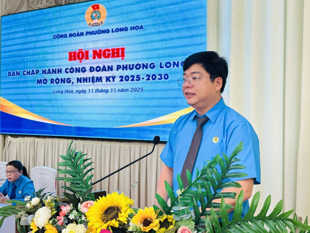 Phó Chủ tịch Liên đoàn Lao động tỉnh Nguyễn Hoài Thanh phát biểu tại hội nghị