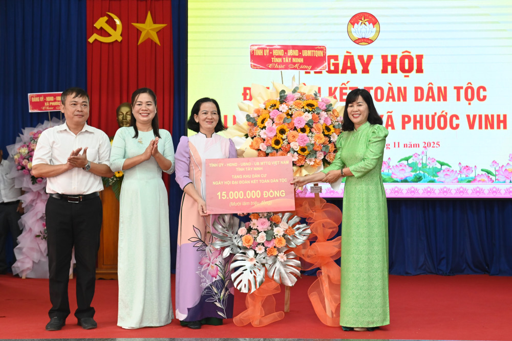 Ủy viên Ban Thường vụ Tỉnh ủy, Phó Chủ tịch Thường trực HĐND tỉnh Nguyễn Đài Thy tặng lẵng hoa và quà của Tỉnh ủy, HĐND, UBND, UBMTTQ Việt Nam tỉnh cho UBMTTQ Việt Nam xã Phước Vinh