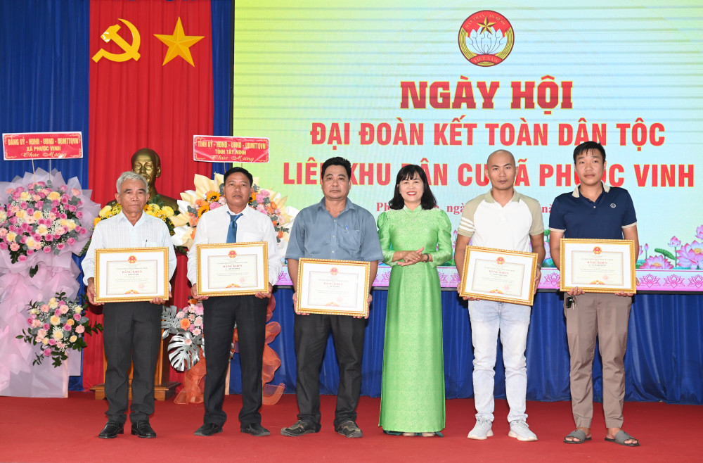 Ủy viên Ban Thường vụ Tỉnh ủy, Phó Chủ tịch Thường trực HĐND tỉnh Nguyễn Đài Thy trao tặng bằng khen của UBND tỉnh cho các cá nhân