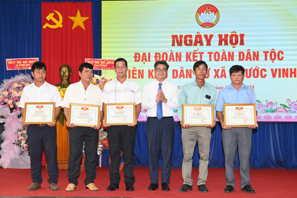 Phó Chủ tịch UBMTTQ Việt Nam tỉnh​, Chủ tịch Hội Nông dân tỉnh Nguyễn Thanh Tùng trao bằng khen của UBMTTQ Việt Nam tỉnh cho các cá nhân