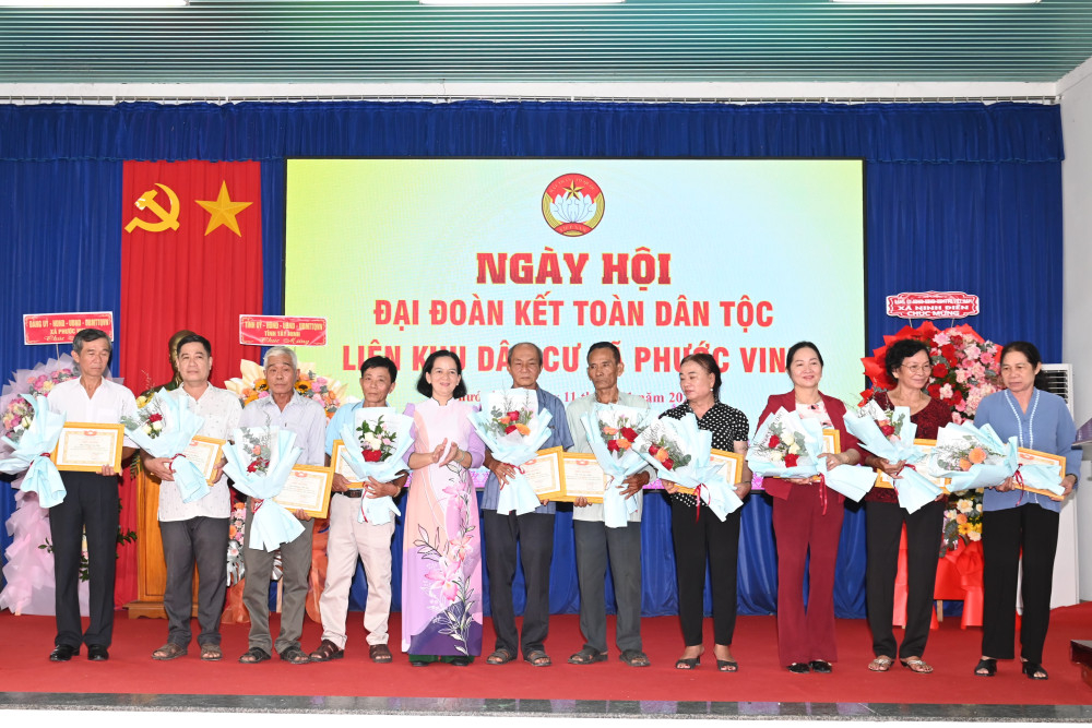 UBMTTQ Việt Nam xã Phước Vinh biểu dương, khen thưởng các gia đình có nhiều thành tích trong thực hiện các cuộc vận động, phong trào thi đua của địa phương và công tác an sinh xã hội