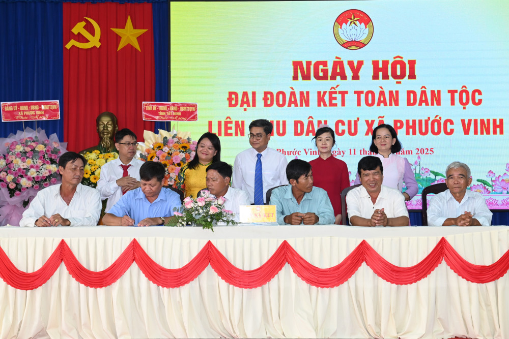 Thường trực UBMTTQ Việt Nam xã Phước Vinh chứng kiến Ban Công tác Mặt trận các ấp ký kết giao ước thi đua năm 2026